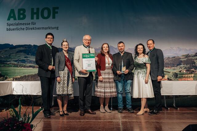 Auszeichnungsfoto Hofladen Gatterer v.l.: Lorenz Mayr (Vizepräsident der Landwirtschaftskammer NÖ), NÖ Mostkönigin Katharina Selner, LH-Stellvertreter Stephan Pernkopf, Fam. Gatterer-Stern, Marion Heim (Geschäftsführung Messe Wieselburg) und Josef Moosbrugger (Präsident der Landwirtschaftskammer Österreich). | Foto: Messe Wieselburg/Mike Raab