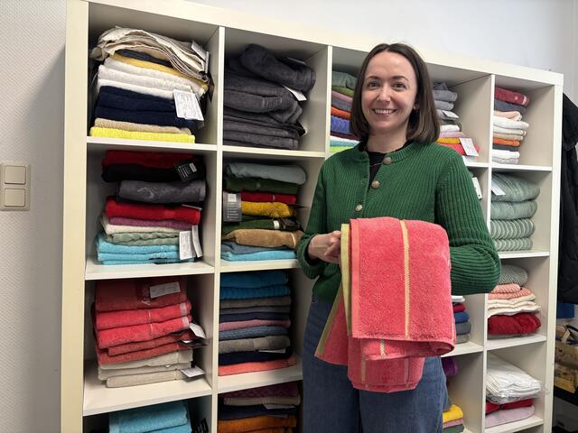Seit 2022 arbeitet Anna Maria Theurl bei der Firma Vossen. Als Textilgestalterin probiert sie Materialien aus und fertigt Webkarten an.