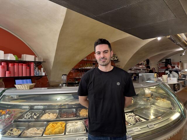 Danny vom Eis Cafe am Alten Platz freut sich auf die Saison.