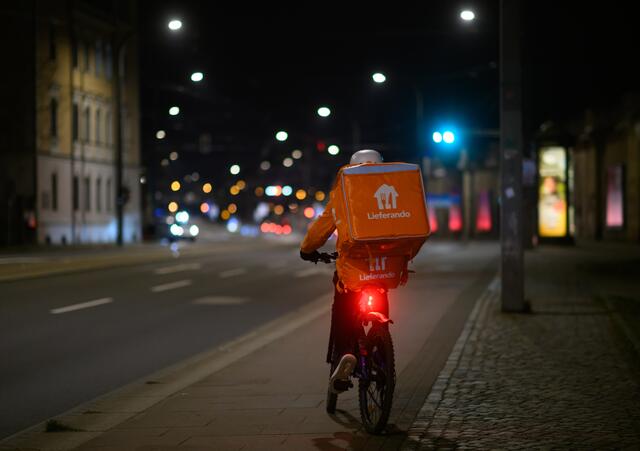 Derzeit gibt es rund 6.000 Fahrradboten in Österreich, wobei zuletzt nur Lieferando den von den Sozialpartnern ausverhandelten Kollektivvertrag zum Teil umsetzte. | Foto: Robert Michael / dpa / picturedesk.com