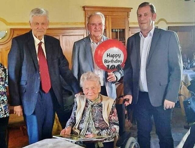 Mit Alfred Mailänder (li) und Karl Tödtling von der PVÖ-Ortsgruppe St. Radegund gratulierte auch PVÖ-Präsident Klaus Stanzer (Bildmitte) Erna Herbst zum 100. Geburtstag. | Foto: privat