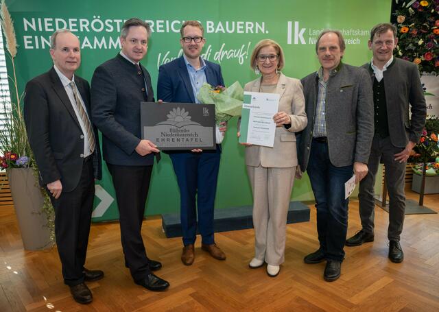 „Blühendes Niederösterreich“ ehrte Gemeinden: Landeshauptfrau Johanna Mikl-Leitner, Wirtschaftskammer Niederösterreich Vizepräsident Christian Moser (1. von links), Landwirtschaftskammer NÖ-Präsident Johannes Schmuckenschlager (2. von links) und Johannes Käfer, Obmann der NÖ-Gärtner, (4. von rechts) mit den Vertretern der Siegergemeinden Mödling, Frankenfels, St. Georgen an der Leys und Kleinwilfersdorf. | Foto: NLK Khittl