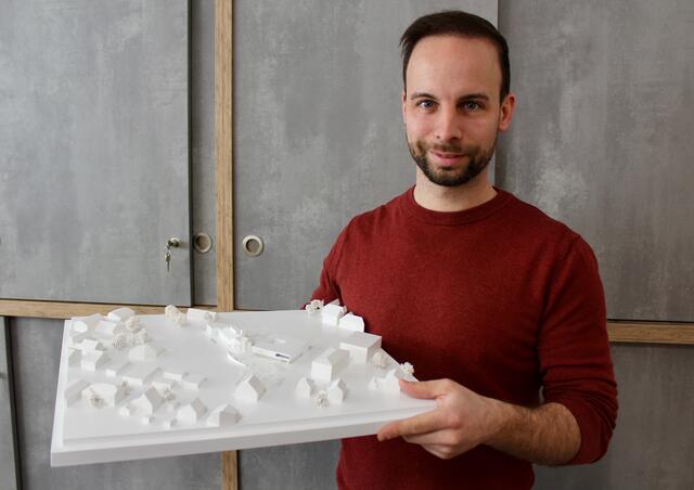 Bürgermeister Daniel Lachmayr mit dem Modell des neuen Ortszentrums - der Vierkanter wird das neue Gemeindezentrum.  | Foto: Ulrike Maria Plank