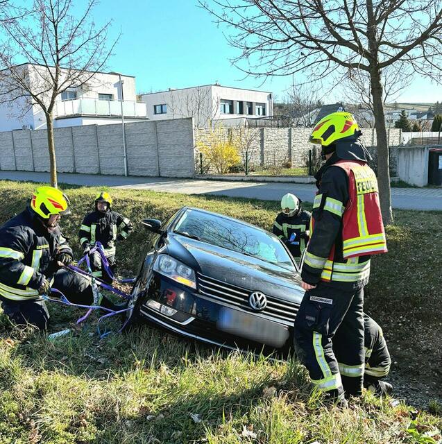 Ein Unfallauto landete im Bachbett des Weiherlaufes. | Foto: Freiwillige Feuerwehr Neusiedl am See
