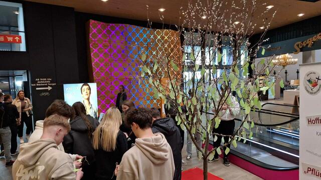 Im Eli Einkaufszentrum Liezen wurde ein Hoffnungsbaum "gepflanzt", der mit Bibelversen geschmückt ist. | Foto: Seelsorgeraum Mittleres Ennstal/Paltental