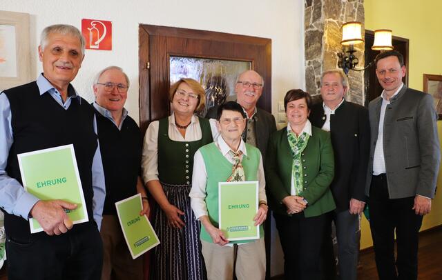 Die Seniorenbund-Jubilare Gottfried Ortner, Günther Schalamun und Maria Graf mit Obmann Josef Alter, Liselotte Palz, Waltraud Walch, Heinrich Schmidlechner und Ernst Gödl. | Foto: Edith Ertl