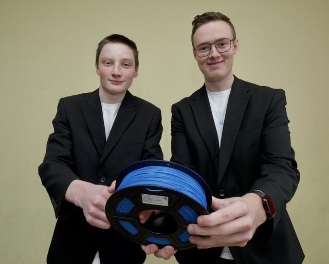 Thomas Grabner und Sebastian Schrammel mit ihrem Faden "Alpinefilament". | Foto: Santrucek