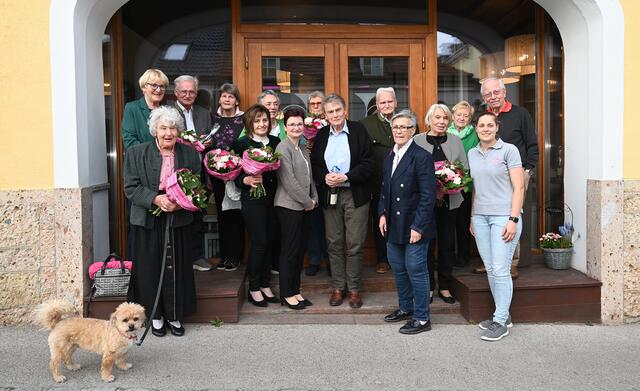 Bürgermeisterin Dagmar Händler mit den Jubilarinnen und Jubilaren und deren Begleitung.  | Foto: Pohl