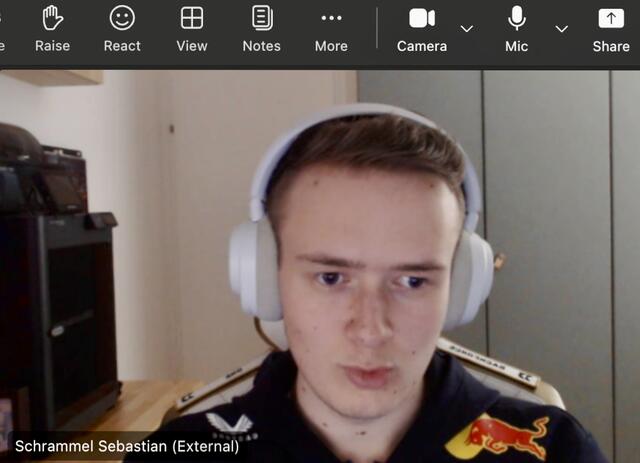 Sebastian Schrammel mit seinem 3D-Drucker im Hintergrund. | Foto: Screenshot Santrucek