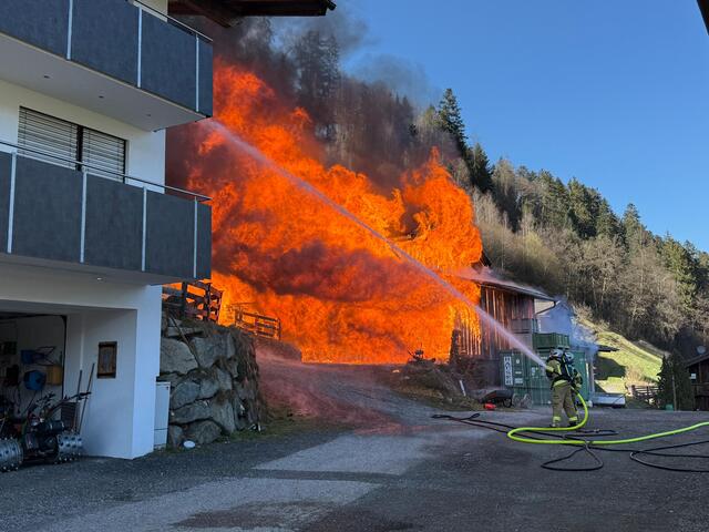 Unter vollem Einsatz konnten die Feuerwehren aus der Region Schlimmeres verhindern.  | Foto: ZOOM-Tirol