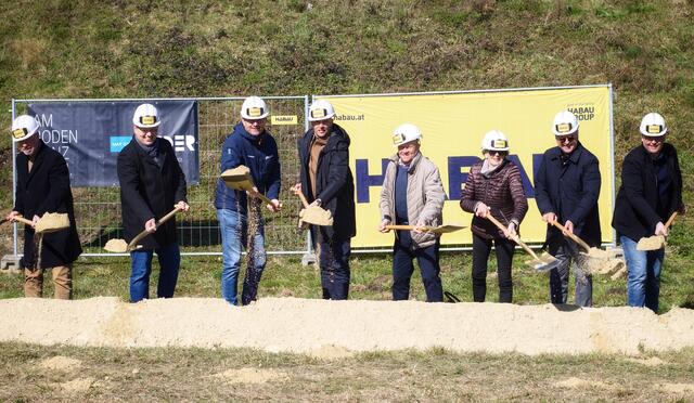 Spatenstich für das neue Wasch- und Logistikzentrum (v. l.):  Hermann Mick und Wolfgang Mittermayr (Architekturbüro Mick Mittermayr), Thomas Zeininger und Gerhard Eder (Firmengruppe Eder), Ernst Eder mit Frau Edda (2. Unternehmensgeneration) sowie Peter Halatschek und Christian Kastner (Firma Habau beim Spatenstich) am 18. März in Luftenberg. | Foto: Eder Mat Couture