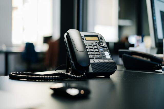 Ein 21-Jähriger wollte unbedingt das Hoteltelefon benutzen. Das durfte er nicht, weshalb er zwei Mitarbeiter mit dem Tod bedrohte. (Symbolfoto) | Foto: Julian Hochgesang/Unsplash