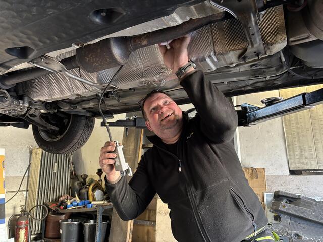 Hannes Mairitsch bei der Arbeit. Das Zerlegen des Unterbodens und dessen fachliche Behandlung machen ihm besonders viel Spaß. | Foto: MeinBezirk