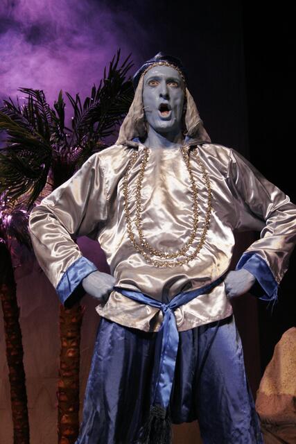Aladdin entdeckt das Geheimnis einer Öllampe: einen Lampengeist, der seinem Besitzer alle Wünsche erfüllen muss. Doch er muss einsehen, dass zur wahren Liebe mehr gehört als Pracht und teure Gewänder. | Foto: Theater mit Horizont