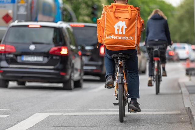 In Tirol arbeiten aktuell 64 Fahrer:innen für Lieferando, vor allem im Großraum Innsbruck. Ob diese auch von den geplanten Kündigungen betroffen sein werden, wird sich zeigen. | Foto: stock.adobe.com/at/ Kara