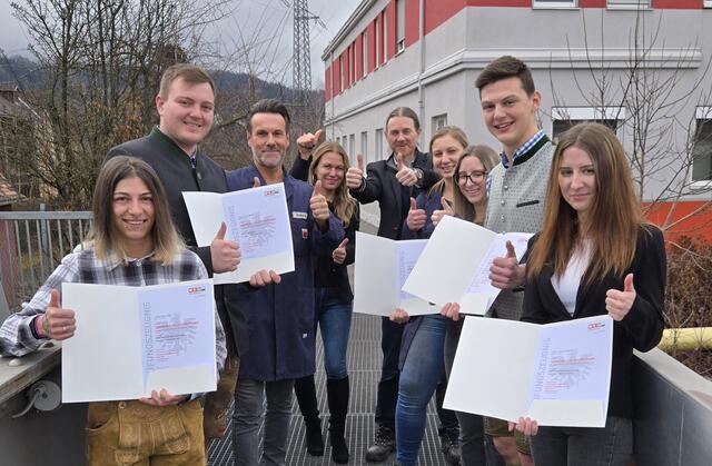 Geschäftsführer Heinz Kettner (Mitte) gratulierte Lehrlingen und Ausbildern. | Foto: Stahl Judenburg