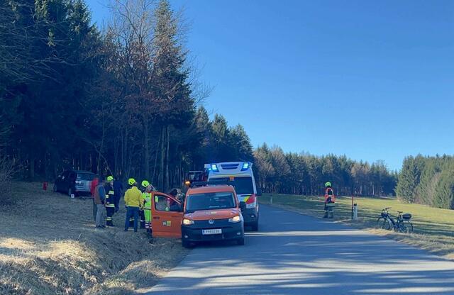Der alarmierte Rettungsdienst des Samariterbundes Persenbeug versorgte die Fahrerin an der Unfallstelle und transportierte sie mit Verletzungen unbestimmten Grades in ein nahegelegenes Klinikum. | Foto: DOKU-NÖ