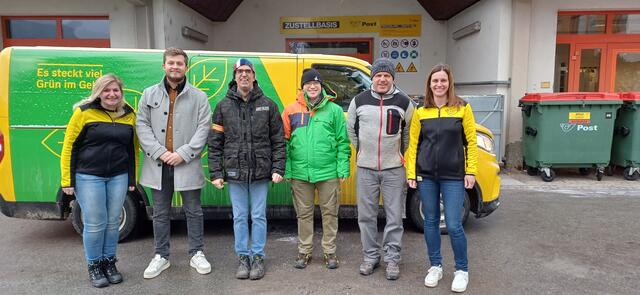 Am neuen Arbeitsplatz: Michaela Derler, Philipp Mellem, Sascha und Jakob, Ernst Sühs und Silvia Schneeberger | Foto: Österreichische Post AG