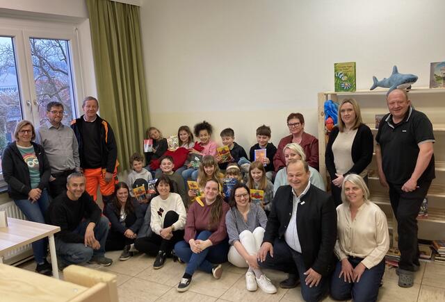 Schülerschaft und Team der Volksschule mit Projektbeteiligten und Bürgermeister Klaus Strein (vorne, 2. v. r.)  | Foto: Stadtgemeinde Mureck