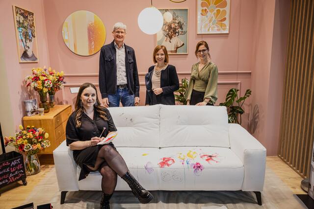 Live auf der Messe entstand ein Charity-Sofa, gestaltet von der Künstlerin Dominika Köck. - V.l.: Dominika Köck (Künstlerin), Harald Jankovits (Geschäftsführer und Vorstand des Sterntalerhofes), Margot Wisiak (Director
Development &amp; Marketing bei ADA), Verena Inschlag (Senior PR &amp; Brand Manager bei ADA) | Foto: ADA