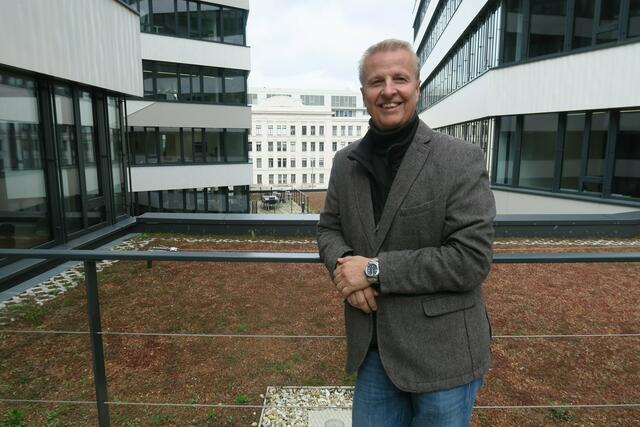 Günter Kasal möchte im Bezirk die Stopptaste für laufende Bauprojekte drücken und setzt sich für mehr Parkplätze ein. | Foto: Patricia Hillinger/MeinBezirk