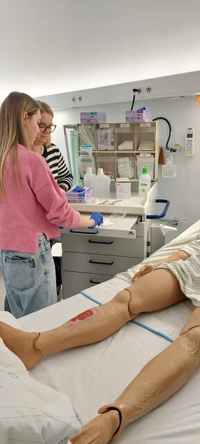 Die Schülerinnen bekamen praktische Einblicke in die Arbeit im Krankenhaus. | Foto: HLW Elisabethinum