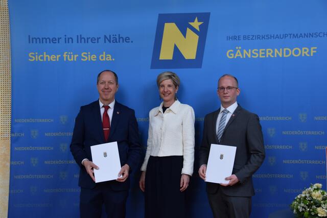 Gemeinde Markgrafneusiedl: Bürgermeister Wolfgang Seidl, Bezirkshauptfrau Claudia Pfeiler-Blach und Vizebürgermeister Thomas Herzog | Foto: Rahel Mold