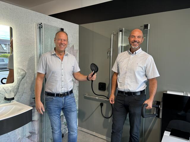 Josef und Erwin Bodlos im neuen Bad-Ausstellungsbereich in Lieboch. | Foto: MeinBezirk