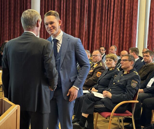 Bezirkshauptmann Peter Suchanek  und Bürgermeister Leonard Brassat (ÖVP) aus Petronell-Carnuntum. | Foto: MeinBezirk/Birgit Bachhofner