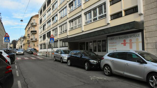 Der Schuleingang wird vergrößert. So entsteht mehr Platz für Sitzmöbel, einen Trinkbrunnen und eine Lastenrad-Haltezone. | Foto: BV18