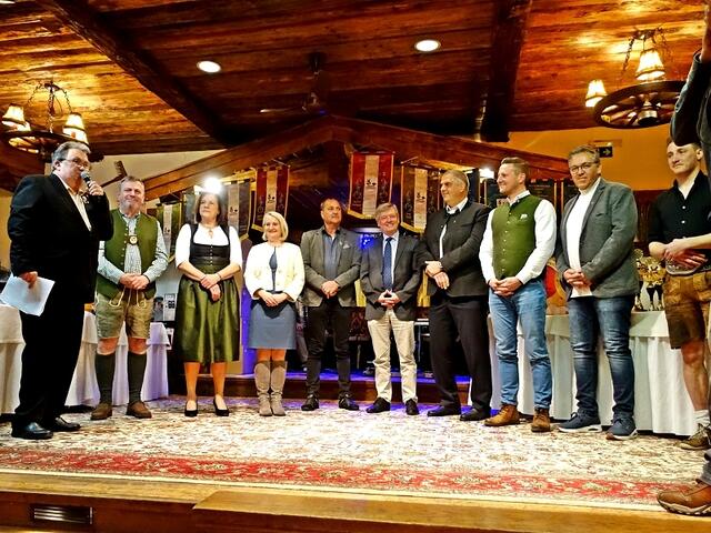 Die Ehrengäste gratulieren den Sportlerinnen und Sportlern vl. Otto Kügerl, Frau Gemeinderat Maria Braito, Frau Landtagsabgeordnete Claudia Hagsteiner, Gemeindevertreter der Marktgemeinde St. Johann Hanspeter Ellmerer, Der Bürgermeister der Gemeinde Oberndorf Hans Schwaigkofler, Der Bürgermeister der Gemeinde Jochberg  Günter Resch, Der Bürgermeister der Gemeinde Brixen Andreas Brugger, der GV in der Marktgemeinde St. Johann Klaus Födermair und der Sportreferent der Gemeinde Going Sandro Schipflinger.