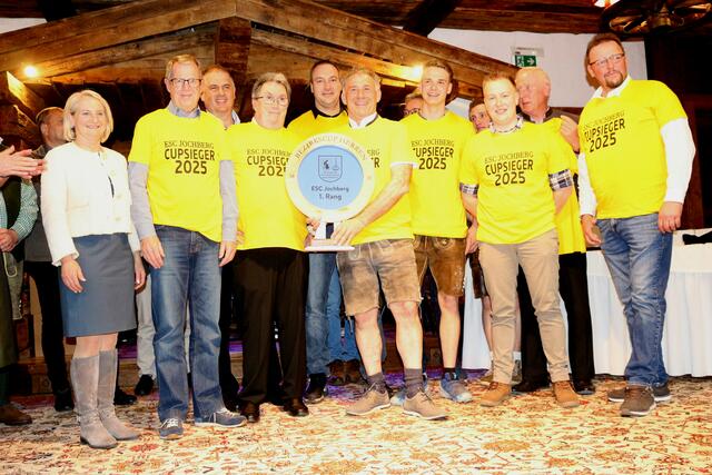 Herren Bezirkscupsieg 2025 für den ESC Jochberg, Die Ehrengäste gratulieren.