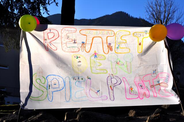 Die Kinder brachten ihre selbstgestalteten Plakate und Banner mit zum Spielplatz. | Foto: www.rotschopf.at