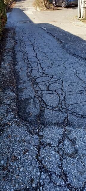 Auch der Schulsteig in Völkendorf verträgt neuen Asphalt. | Foto: Privat