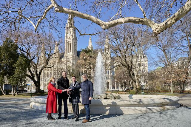 v. l.: die stellvertretende Bezirkschefin Grabetz (SPÖ), Bezirksvorsteher Figl (ÖVP), Stadtrat Czernohorszky (SPÖ) und Architekt Hellmeier bei der Inbetriebnahme des Rathausbrunnens. | Foto: Stadt Wien/Markus Wache