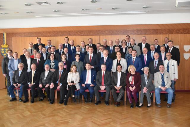 Die Bürgermeisterinnen, Bürgermeister, Vizebürgermeisterinnen und Vizebürgermeister des Bezirks Baden mit Bezirkshauptfraustellvertreter Martin Hallbauer. | Foto: Preineder