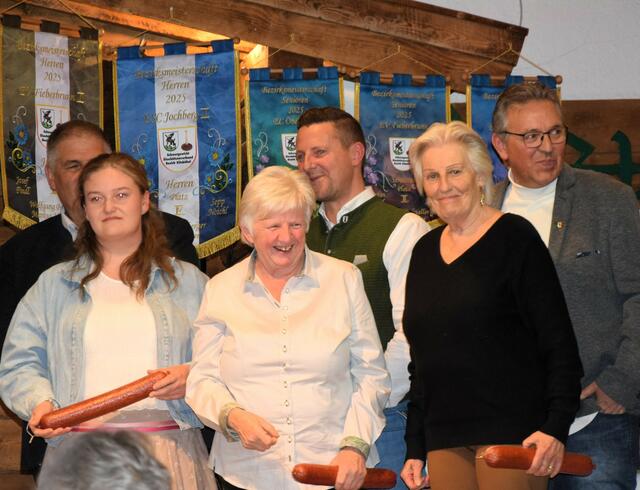 Die Damen Schrepferpreis Gewinnerinnen der Einzel Bezirksmeisterschaften, vl. Anna Beihammer, Anni Brugger und Christiane Larcher, mit den Gratulanten Bürgermeister Günter Resch, Bürgermeister Andreas Brugger und GV St. Johann Klaus Födermair.
