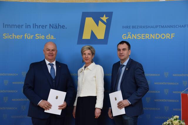 Gemeinde Eckartsau: Bürgermeister Thomas Miksch, Bezirkshauptfrau Claudia Pfeiler-Blach und Vizebürgermeister Franz Pertl | Foto: Rahel Mold