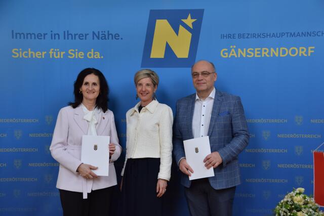 Gemeinde Groß-Schweinbarth: Bürgermeisterin Marianne Rickl-List, Bezirkshauptfrau Claudia Pfeiler-Blach und Vizebürgermeister Karl Pflalz | Foto: Rahel Mold