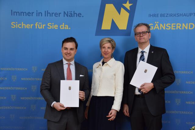 Gemeinde Prottes: Bürgermeister Lukas Zehetbauer, Bezirkshauptfrau Claudia Pfeiler-Blach und Vizebürgermeister Franz Staffel | Foto: Rahel Mold