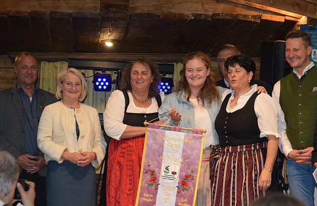 Vierer Bezirksmeisterschaft Damen Rang 4 EC Brixen; vl Katrin Straßer, Anna Beihammer und Lisl Wahrstätter, nicht im Bild Geli Bachler. Die Offiziellen gratulieren.