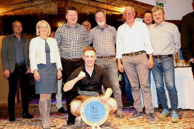 Bezirkscup 2025 Rang 3 für die stark spielenden Mannen rund um Sandro Schipflinger. Die Ehrengäste gratulieren herzlich!