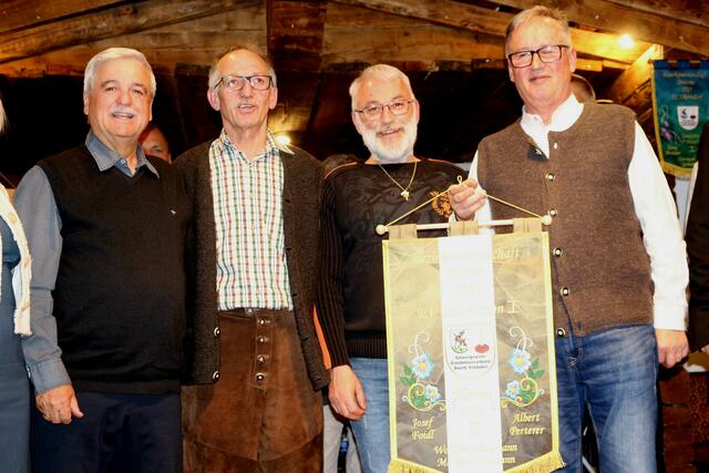 Vierer Bezirksmeisterschaft Rang 3 EV Fieberbrunn,
Albert Perterer, Markus Holzmann, Wolfgang Baumann und Josef Foidl. Die Offiziellen gratulieren.