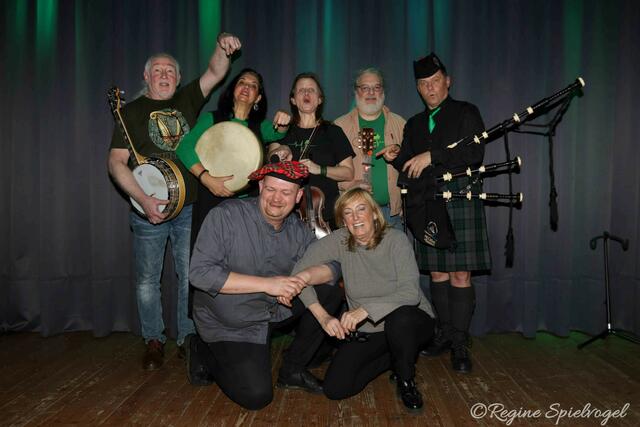Ein stimmiger Abend zu St. Patrick in der "vereinsMAYERbühne" Nicky und Ilona Eggl, Klara Dangl, Riccardo Alberio und Michi Hendrich mit Bühnenwirt Roland Mayer und Marina Scheutz-Tatic vom Kulturverein Vereinsmeierei.