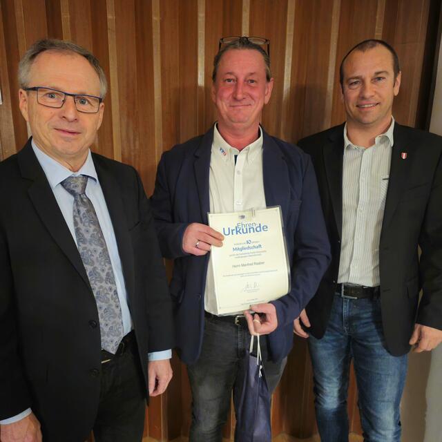 Bezirksparteiobmann Wolfgang Klinger mit dem neuen Ortsparteiobmann Manfred Raaber | Foto: FPÖ GR/EF