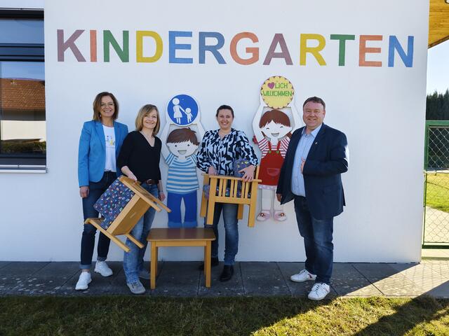Amtsleiterin der Gemeinde Aurach, Eva Mairinger, Anna Loy (Kindergarten Seewalchen), Christiane Reisenzein (Kindergarten Aurach), Bürgermeister Aurach, Franz Gabeder (v.l.). | Foto: Gemeinde Aurach
