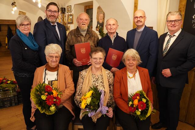Fünf 80er wurden in Wieselburg-Land gefeiert: Die Geburtstagskinder Rosina Schmutz, Hildegard Hauer, Gerda Halaschek-Wiener (v.), Karl Hauk (h., 3.v.l.) und Leopold Gartner (h., 3.v.r.) mit Gemeinderätin Annemarie Kastenberger (ÖVP), Bürgermeister Franz Rafetzeder (ÖVP), Pfarrmoderator Mario Kietzer und geschäftsführender Gemeinderat Günther Lichtenschopf (SPÖ) | Foto: Gemeinde Wieselburg-Land
