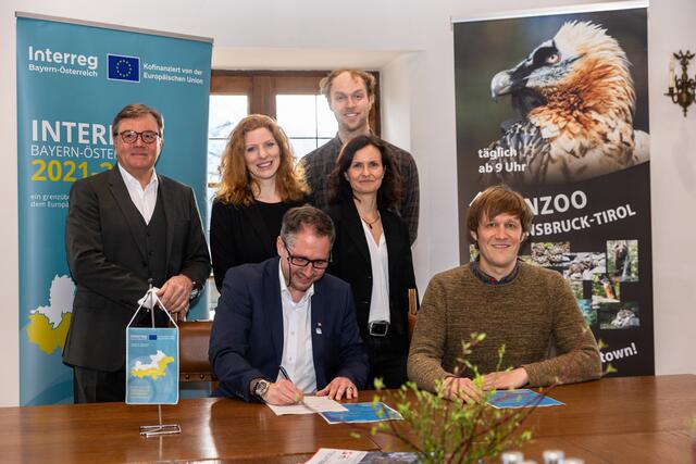 Im Bild (v.l.): Günther Platter, Präsident des Vereins Alpenzoo Innsbruck-Tirol, Nora Weyer, Artenschutzkoordinatorin des Alpenzoos, Simon Damerow, Regionalmanagement Innsbruck-Land der EUREGIO Zugspitze - Wetterstein - Karwendel (EZWK), Sabrina Blandau, Geschaftsführerin der EUREGIO Zugspitze - Wetterstein - Karwendel (EZWK), André Stadler, Direktor des Alpenzoos und Simon Ripperger, Fachexperte des Bayerischen Landesamtes für Umwelt (LfU) | Foto: Thomas Steinlechner