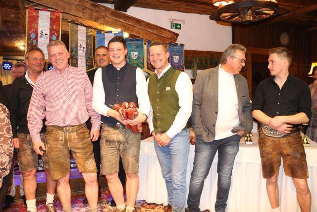 Bezirkscup Schrepferpreis 2025 für den EC Brixen, aber abwarten! Die Ehrengäste gratulieren