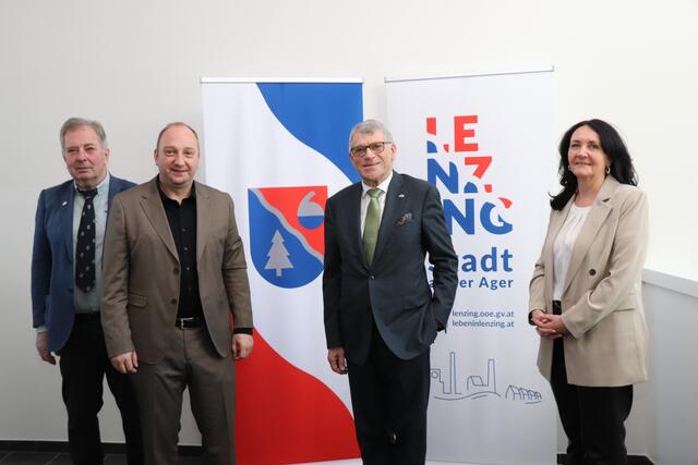Vizebürgermeister Josef Zauner, Amtsleiter Mario Schneeberger, Bürgermeister Rudolf Vogtenhuber und Vizebürgermeisterin Mascha Auracher.  | Foto: Rabl